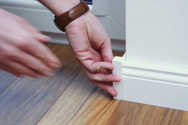 białe listwy do paneli